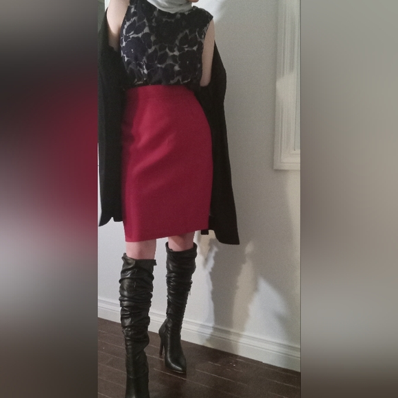 This is an Amoretti red skirt . The tag says size 7 but is a snug fit at 5-6. - Picture 2 of 8